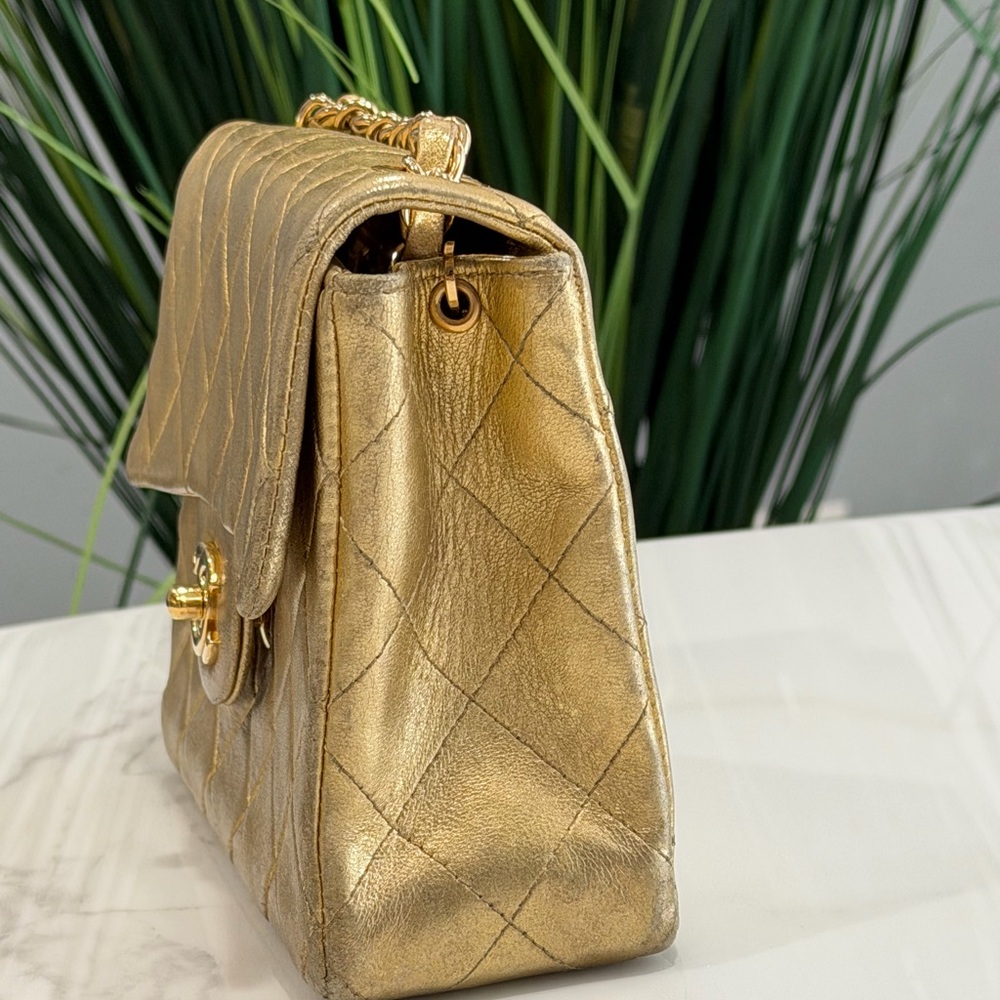 RARE CHANEL VINTAGE GOLD LAMBSKIN
CLASSIC SQUARE MINI FLAP BAG 24K GOLD PLATED - Picture 8 of 15